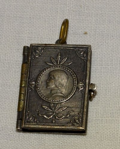 -ANCIEN MINI LIVRE PENDENTIF IMAGES JEANNE D'ARC METAL ARGENTE COLLECTION   D