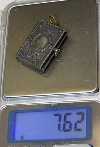 -ANCIEN MINI LIVRE PENDENTIF IMAGES JEANNE D'ARC METAL ARGENTE COLLECTION   D