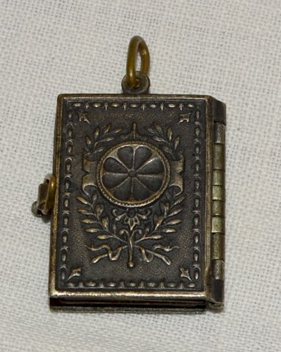 -ANCIEN MINI LIVRE PENDENTIF IMAGES JEANNE D'ARC METAL ARGENTE COLLECTION   D