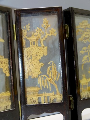 -ANCIEN MINI PARAVENT DE TABLE  FEUILLES DECOR ASIE EN LIEGE SOUS VERRE   D