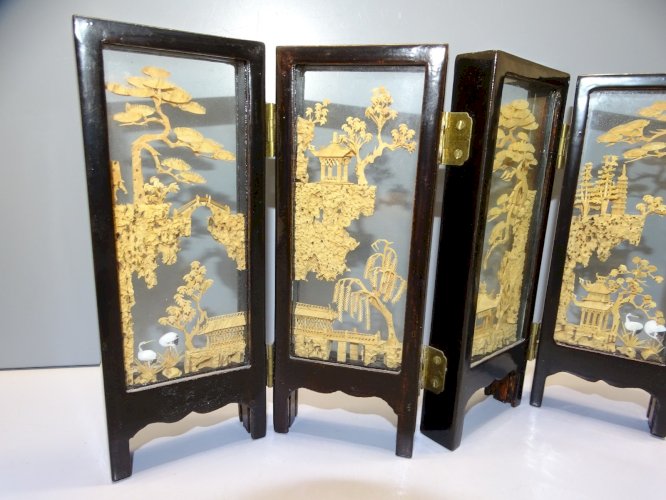 -ANCIEN MINI PARAVENT DE TABLE  FEUILLES DECOR ASIE EN LIEGE SOUS VERRE   D