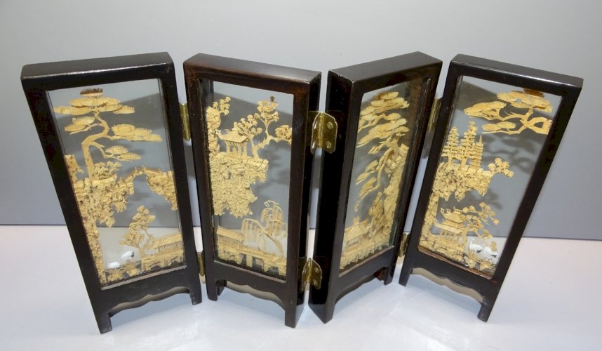 -ANCIEN MINI PARAVENT DE TABLE  FEUILLES DECOR ASIE EN LIEGE SOUS VERRE   D