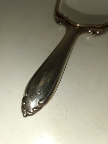 ancien miroir à main en metal argente arriere travaillé en bon etat