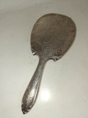 ancien miroir à main en metal argente arriere travaillé en bon etat