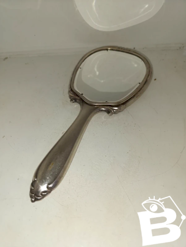 ancien miroir à main en metal argente arriere travaillé en bon etat