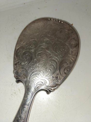 ancien miroir à main en metal argente arriere travaillé en bon etat