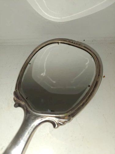 ancien miroir à main en metal argente arriere travaillé en bon etat