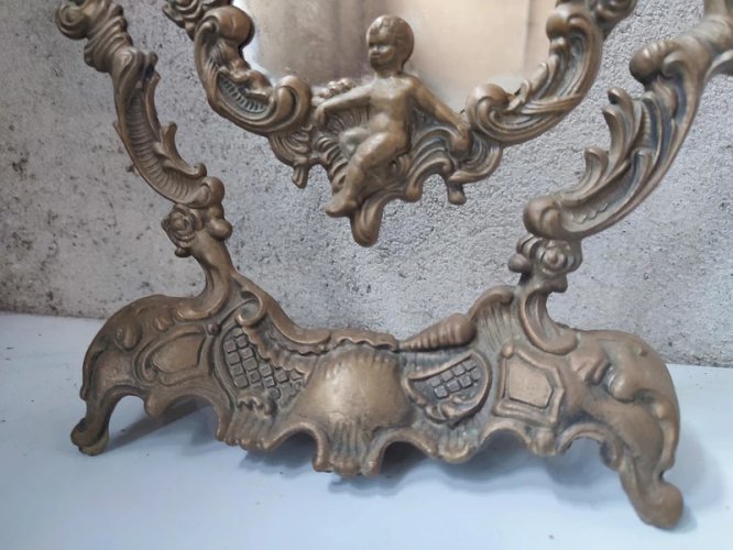 ancien miroir en bronze a decor de cherubin en bon etat