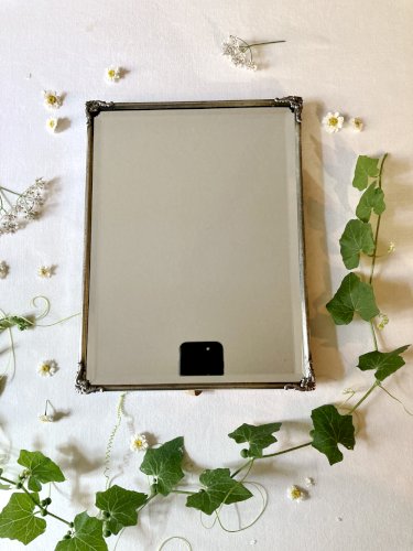 Ancien miroir encadré, verre biseauté et cadre en métal argenté, années 1930-1940