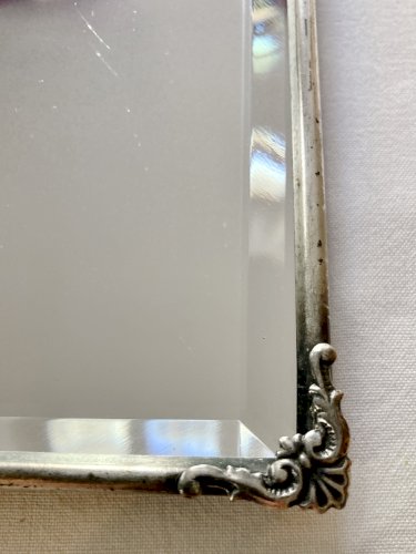 Ancien miroir encadré, verre biseauté et cadre en métal argenté, années 1930-1940
