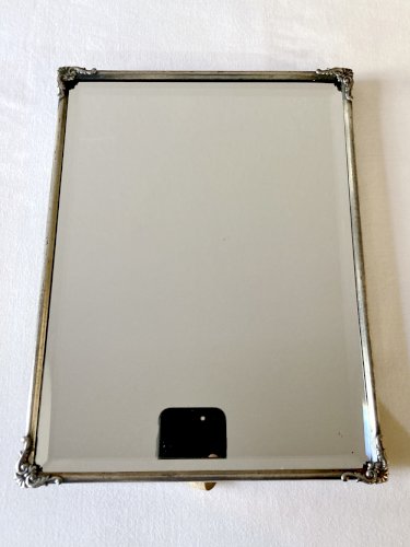 Ancien miroir encadré, verre biseauté et cadre en métal argenté, années 1930-1940