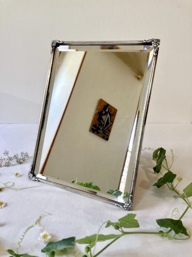 Ancien miroir encadré, verre biseauté et cadre en métal argenté, années 1930-1940