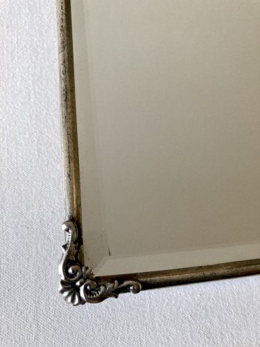Ancien miroir encadré, verre biseauté et cadre en métal argenté, années 1930-1940