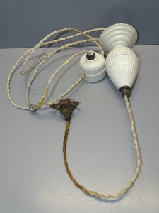 - ANCIENT RAISE AND LOWER WHITE PORCELAIN EARLY 20th CENTURY LAMP CHANDELIER décor D