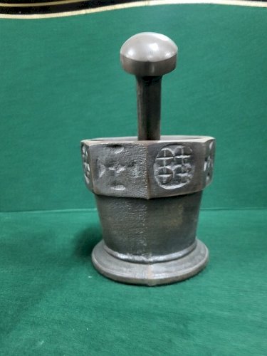 ANCIEN MORTIER AVEC SON PILON EN FONTE APOTHICAIRE N°2