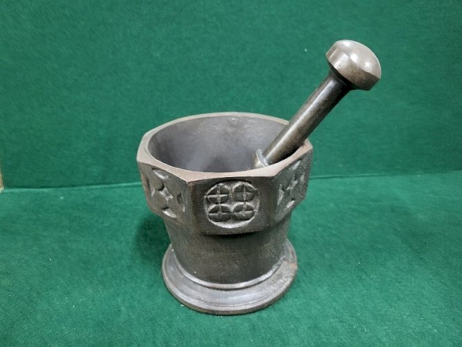 ANCIEN MORTIER AVEC SON PILON EN FONTE APOTHICAIRE N°2