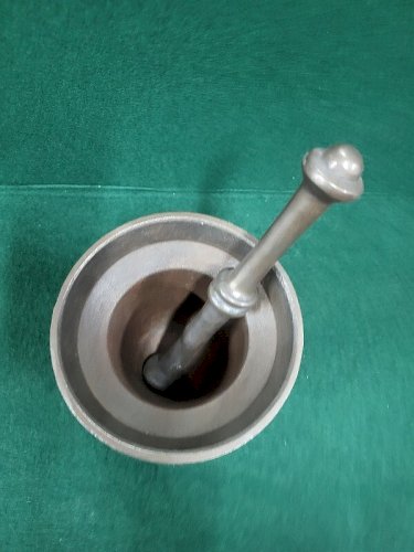 ANCIEN MORTIER AVEC SON PILON EN FONTE APOTHICAIRE N°3