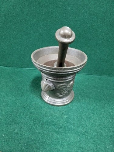 ANCIEN MORTIER AVEC SON PILON EN FONTE APOTHICAIRE N°3