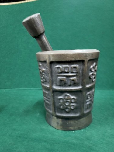 ANCIEN MORTIER AVEC SON PILON EN FONTE APOTHICAIRE N°4