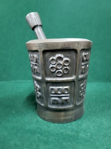 ANCIEN MORTIER AVEC SON PILON EN FONTE APOTHICAIRE N°4