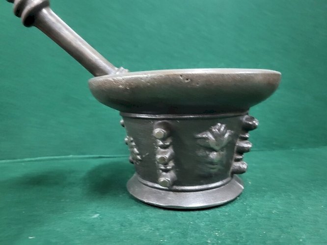 ANCIEN MORTIER AVEC SON PILON EN FONTE APOTHICAIRE N°5