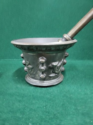 ANCIEN MORTIER AVEC SON PILON EN FONTE APOTHICAIRE N°6
