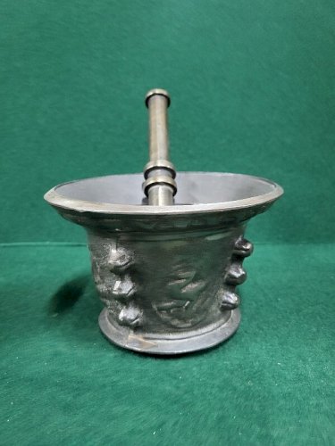 ANCIEN MORTIER AVEC SON PILON EN FONTE APOTHICAIRE N°6