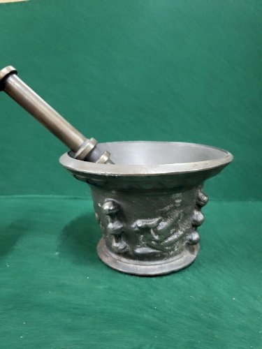 ANCIEN MORTIER AVEC SON PILON EN FONTE APOTHICAIRE N°6