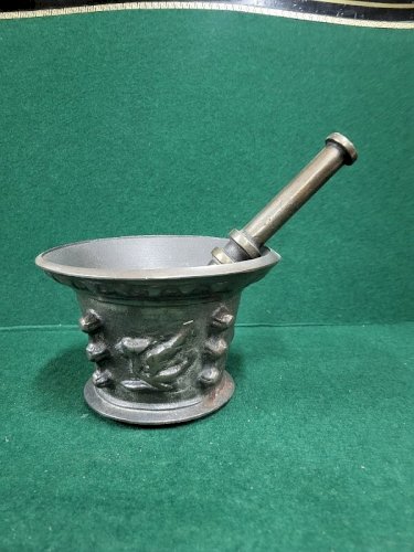 ANCIEN MORTIER AVEC SON PILON EN FONTE APOTHICAIRE N°6