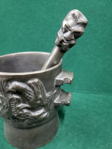 ANCIEN MORTIER AVEC SON PILON EN FONTE DECOR DE GRIFFON APOTHICAIRE N°1