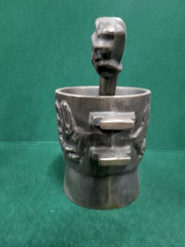 ANCIEN MORTIER AVEC SON PILON EN FONTE DECOR DE GRIFFON APOTHICAIRE N°1
