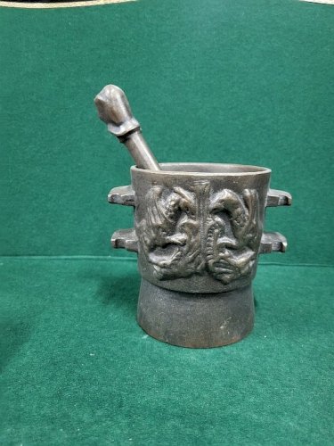 ANCIEN MORTIER AVEC SON PILON EN FONTE DECOR DE GRIFFON APOTHICAIRE N°1