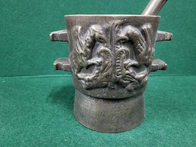 ANCIEN MORTIER AVEC SON PILON EN FONTE DECOR DE GRIFFON APOTHICAIRE N°1