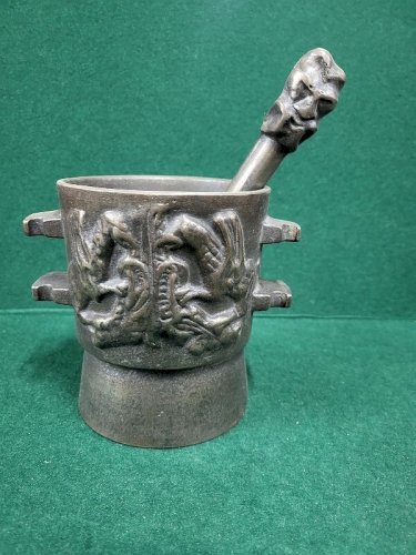 ANCIEN MORTIER AVEC SON PILON EN FONTE DECOR DE GRIFFON APOTHICAIRE N°1