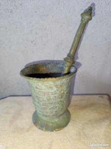 Ancient bronze mortar and pestle of African origin in good condition.