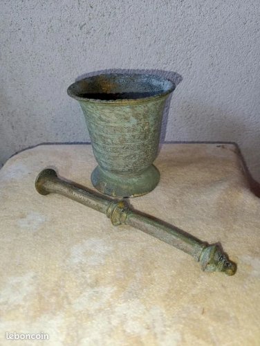 Ancien mortier -pilon en bronze dorigine africain en bon etat