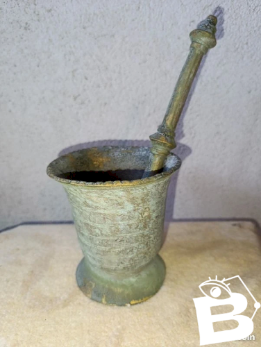 Ancien mortier -pilon en bronze dorigine africain en bon etat