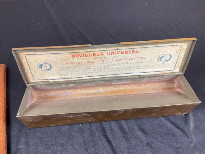 Ancien MOUILLEUR UNIVERSEL , Atelier, Librairie Papeterie. E.G.PARIS 1875-86