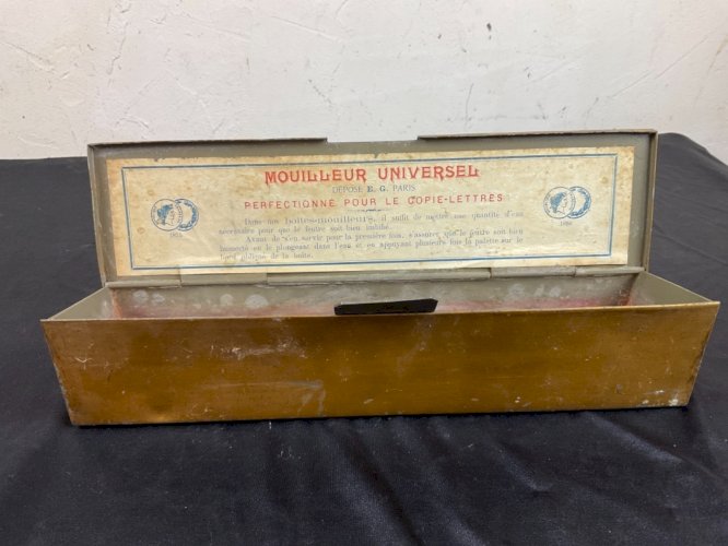 Ancien MOUILLEUR UNIVERSEL , Atelier, Librairie Papeterie. E.G.PARIS 1875-86