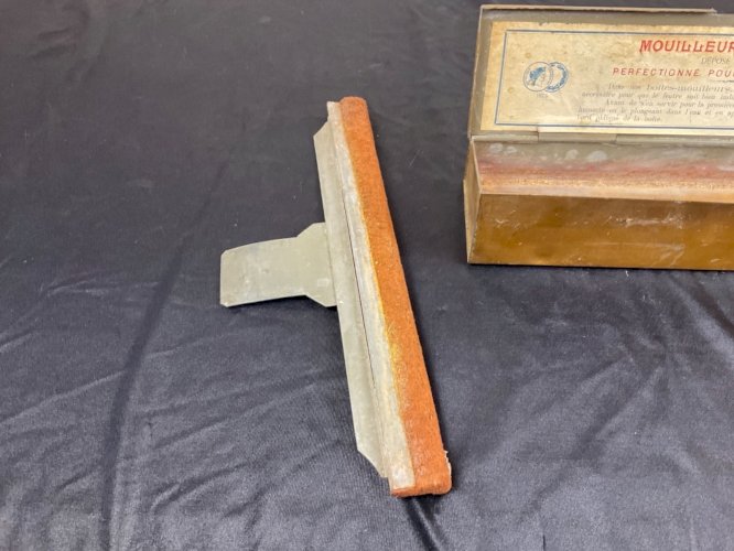 Ancien MOUILLEUR UNIVERSEL , Atelier, Librairie Papeterie. E.G.PARIS 1875-86