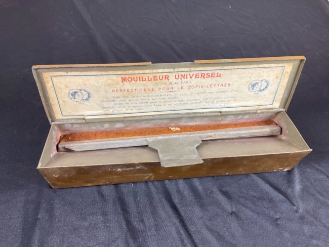 Ancien MOUILLEUR UNIVERSEL , Atelier, Librairie Papeterie. E.G.PARIS 1875-86