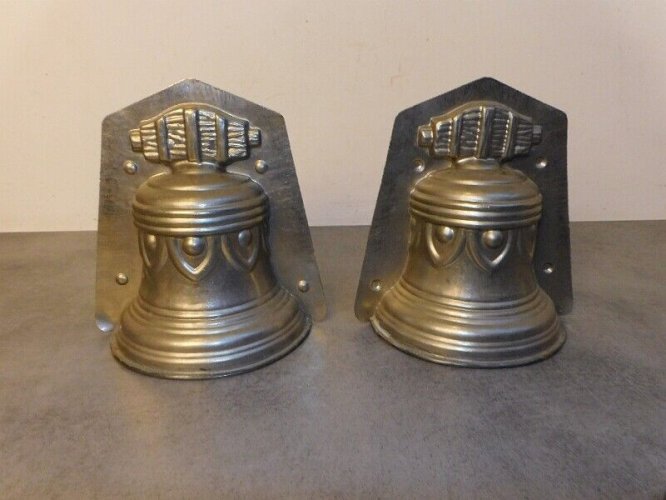 ANCIEN MOULE A CHOCOLAT CLOCHE EN ZINC