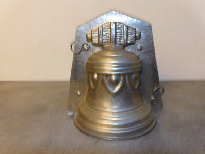 ANCIEN MOULE A CHOCOLAT CLOCHE EN ZINC