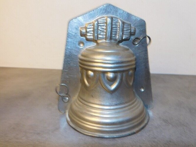 ANCIEN MOULE A CHOCOLAT CLOCHE EN ZINC