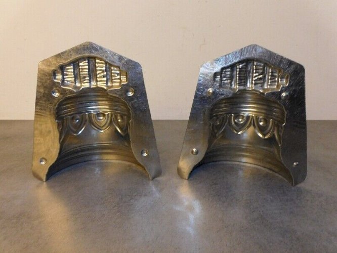 ANCIEN MOULE A CHOCOLAT CLOCHE EN ZINC