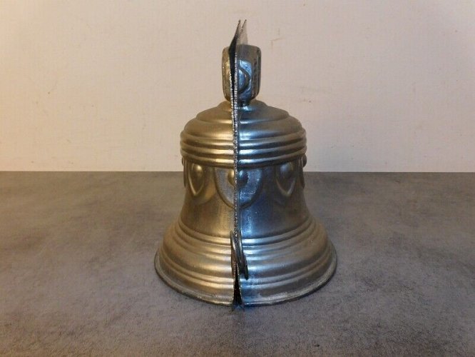 ANCIEN MOULE A CHOCOLAT CLOCHE EN ZINC