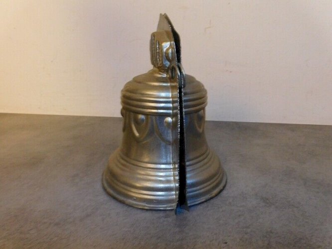 ANCIEN MOULE A CHOCOLAT CLOCHE EN ZINC
