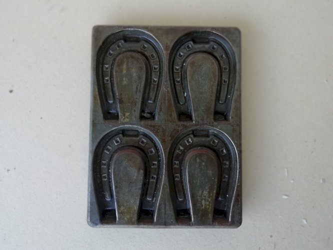 ancien moule à chocolat en fonte en forme de fer à cheval