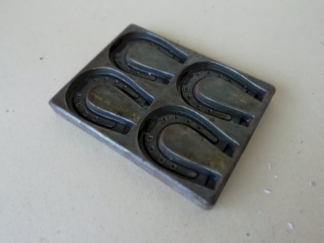 ancien moule à chocolat en fonte en forme de fer à cheval