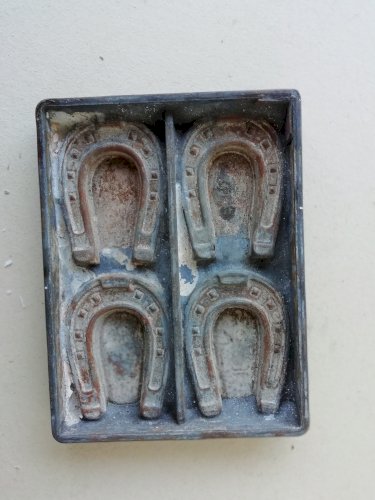 ancien moule à chocolat en fonte en forme de fer à cheval